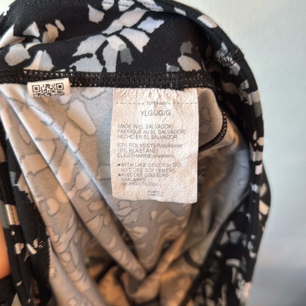 Under Armour Girls Cropped Black and White Leggings - Picture 8 of 8